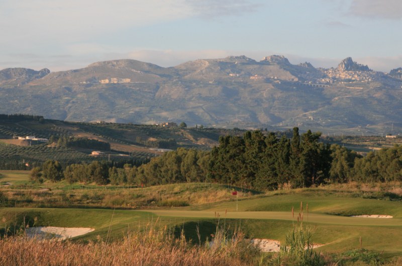 Verdura Golf  Spa Resort Sicily - 10th Green  Mountains_IanLowe (2) [800x600]