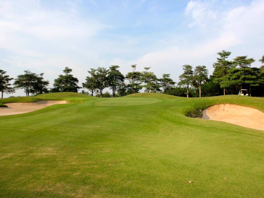 Above: The tiny green on the reachable par-4 16th looks even smaller when cast between two huge cavernous bunkers – a great short hole!