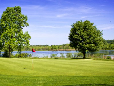 The par-4th fourth hole wraps itself around a lake