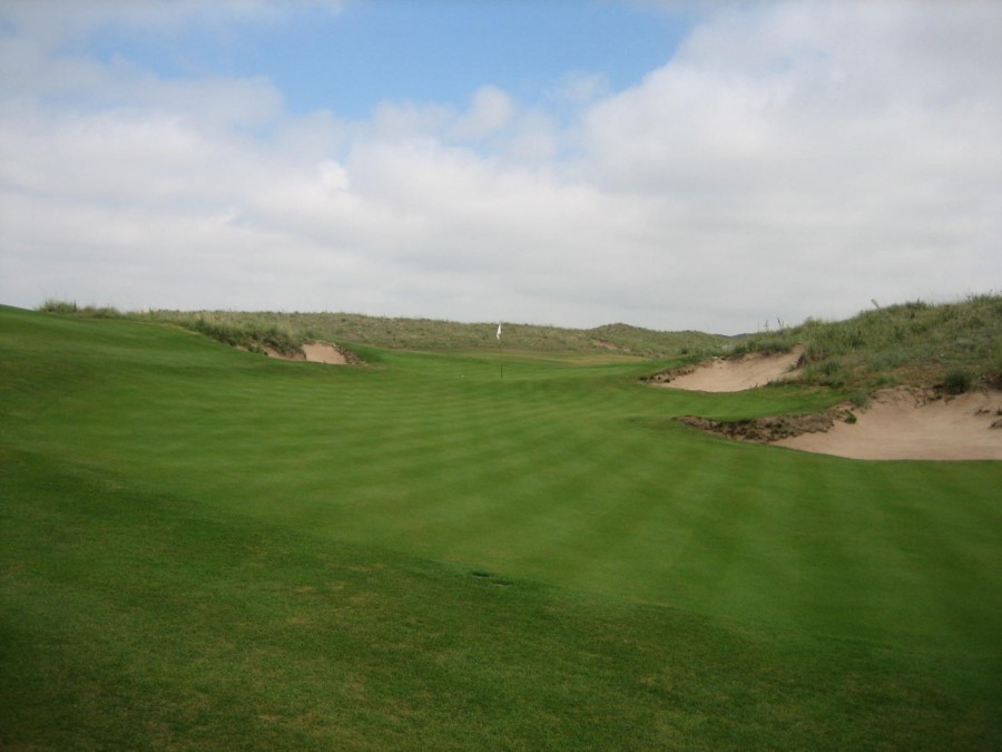 The indescribably 7th green, with both levels and bowl and wings and...