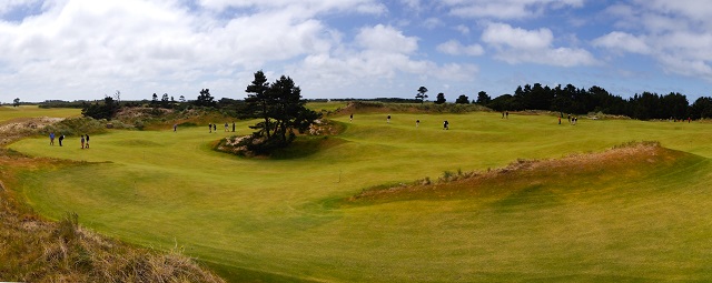Punchbowl putting course at the busy Bandon Dunes