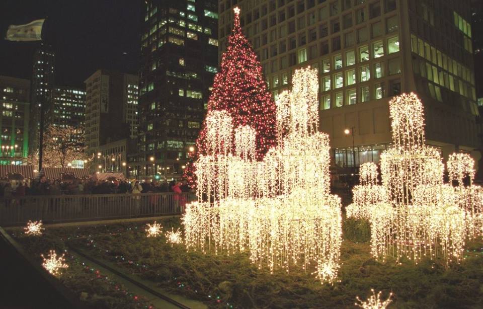 Millions of holiday lights make Chicago's Michigan Avenue Magnificent for shoppers
